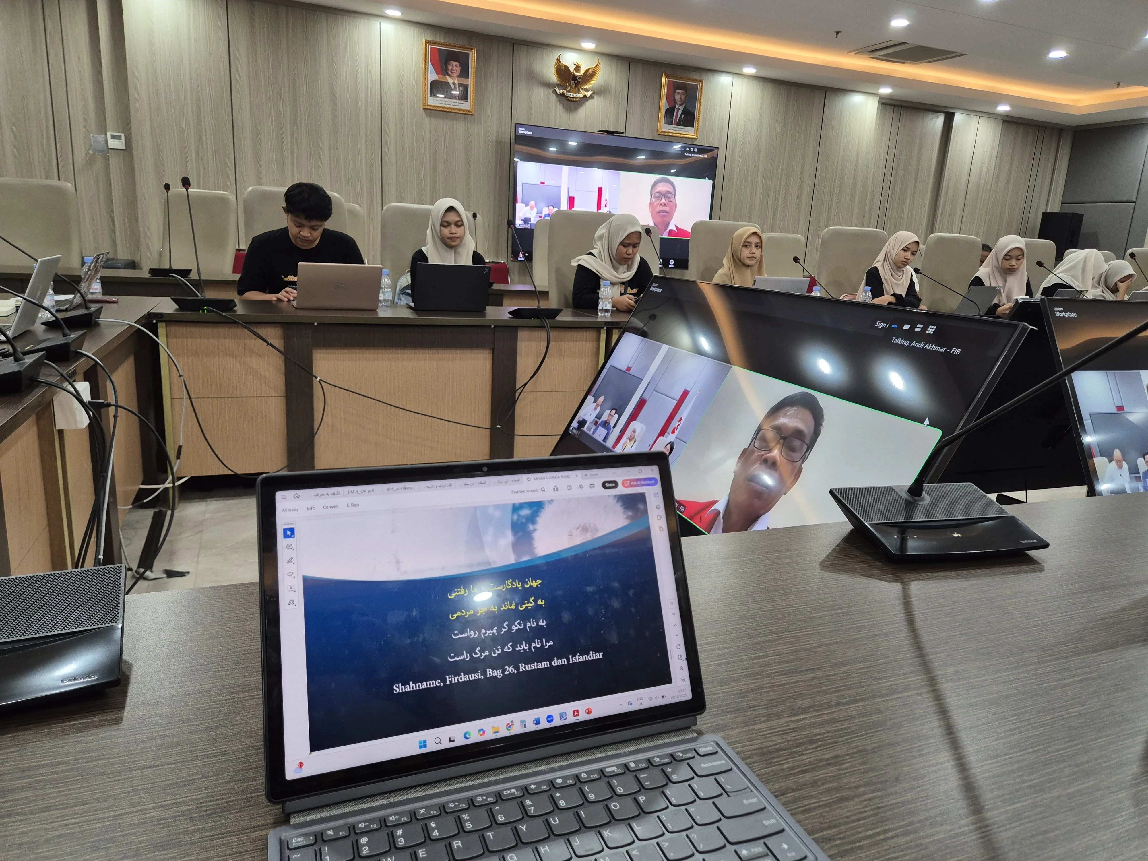 Dekan Fakultas Ilmu Budaya Universitas Hasanuddin, Prof. Dr. Andi Muhammad Akhmar, S.S., M.Hum., memberikan sambutan secara daring dalam kegiatan Focus Group Discussion dan Exhibition hasil riset manuskrip Sulawesi Selatan di Gedung BRIN, Jakarta (13/10). Dalam arahannya, Prof. Akhmar menekankan pentingnya sinergi antara penelitian akademik dan pelestarian budaya sebagai bagian dari komitmen Unhas untuk menjaga warisan intelektual Nusantara, khususnya manuskrip Bugis-Makassar yang menjadi khazanah berharga bangsa.